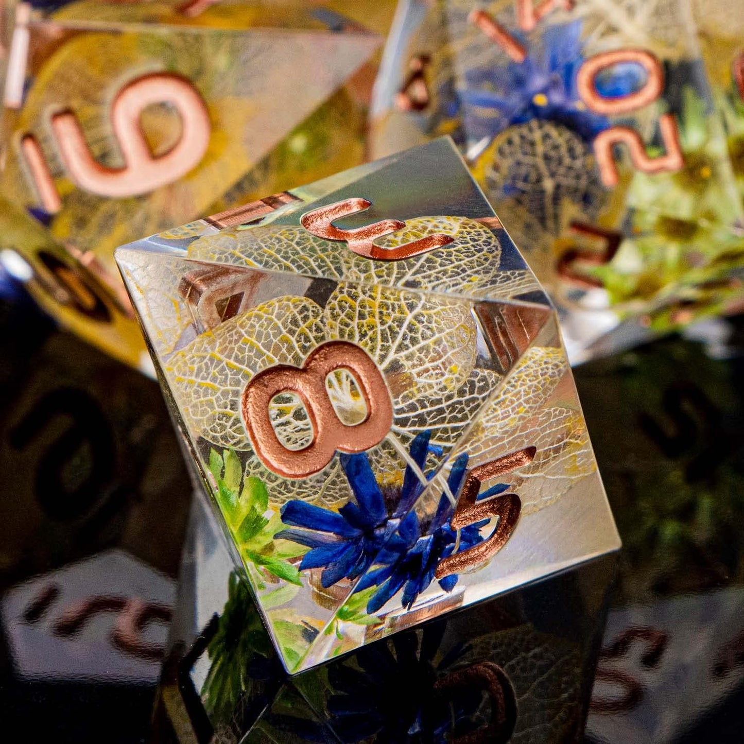 ARUOHHA DND Resin Dice Translucent Yellow Leaf Sharp Edged Dice Set, 7pcs Flower Inclusions Polyhedral D and D Dice RPG Role Playing Game D20 D12 D10 D8 D6 D4