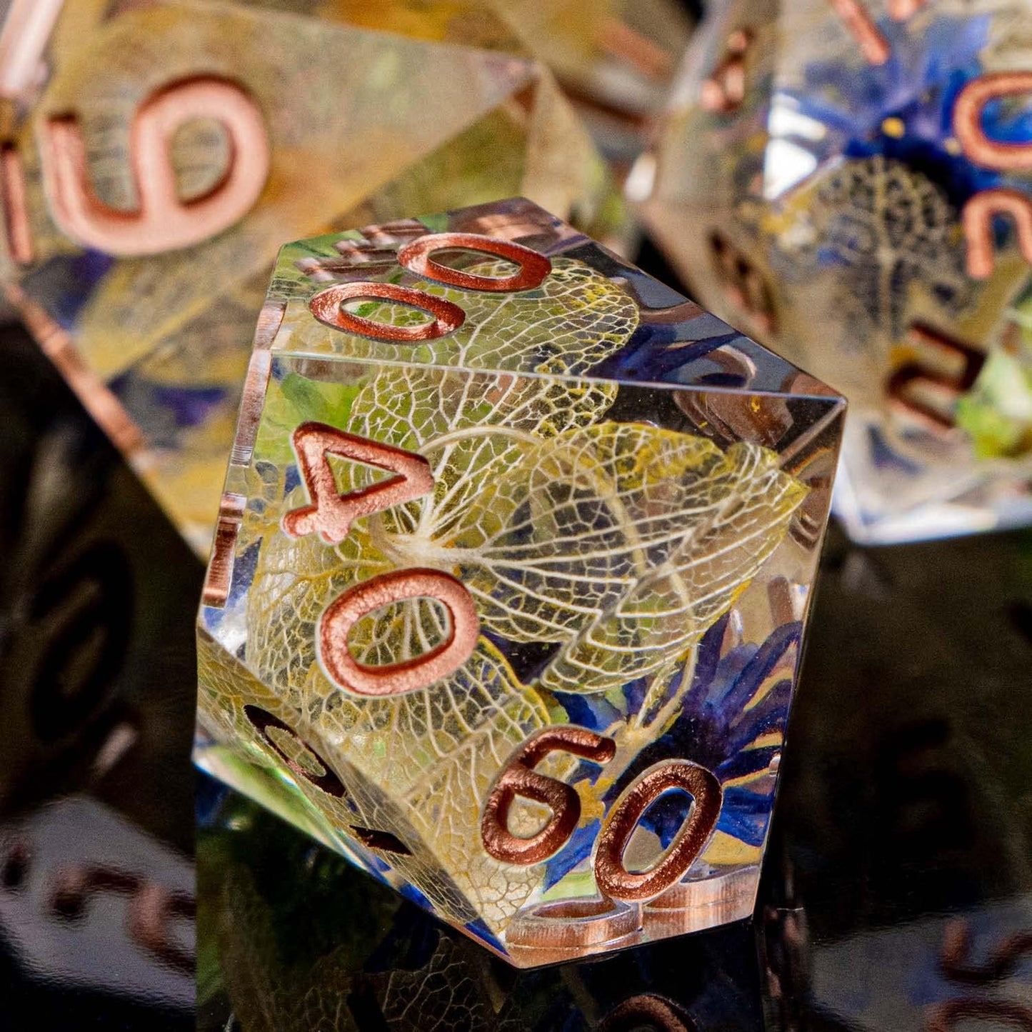 ARUOHHA DND Resin Dice Translucent Yellow Leaf Sharp Edged Dice Set, 7pcs Flower Inclusions Polyhedral D and D Dice RPG Role Playing Game D20 D12 D10 D8 D6 D4