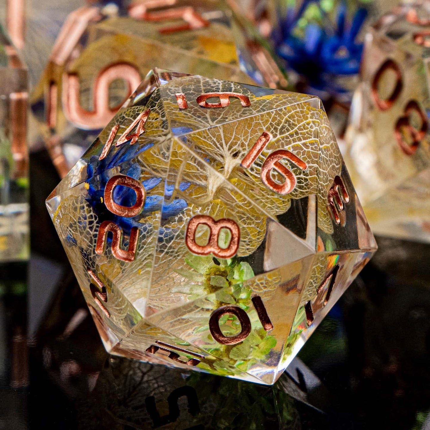 ARUOHHA DND Resin Dice Translucent Yellow Leaf Sharp Edged Dice Set, 7pcs Flower Inclusions Polyhedral D and D Dice RPG Role Playing Game D20 D12 D10 D8 D6 D4