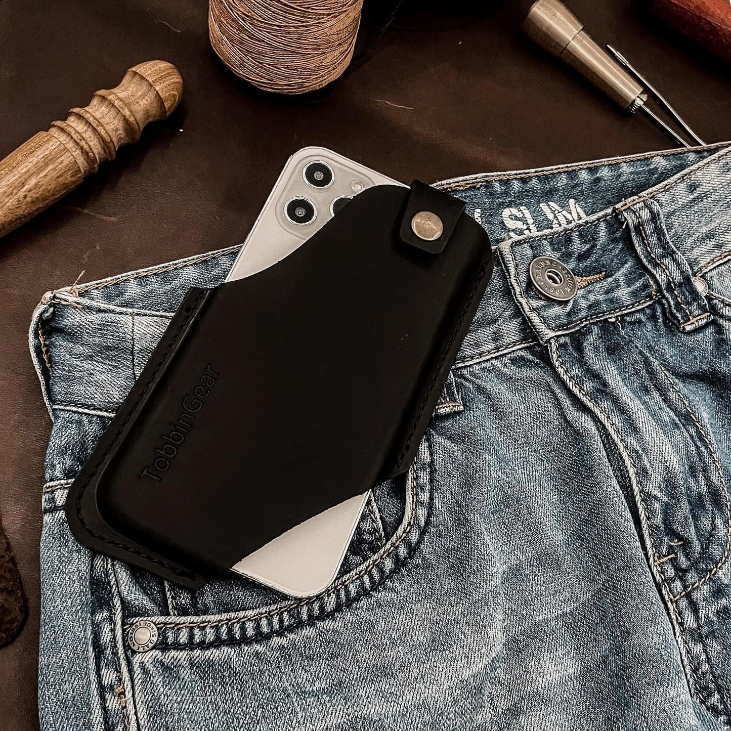 TobbinGear Leather Cell Phone Holster with Belt Clip, Universal Phone Holster for Men Belt Holder, Leather Case for iPhone, Samsung Galaxy Phones, Right Hand, Medium, Black